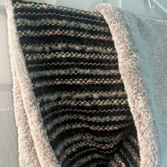 Super soft Infinity Scarf reversible, plush tan faux fur & black w/multicolor - Picture 3 of 5